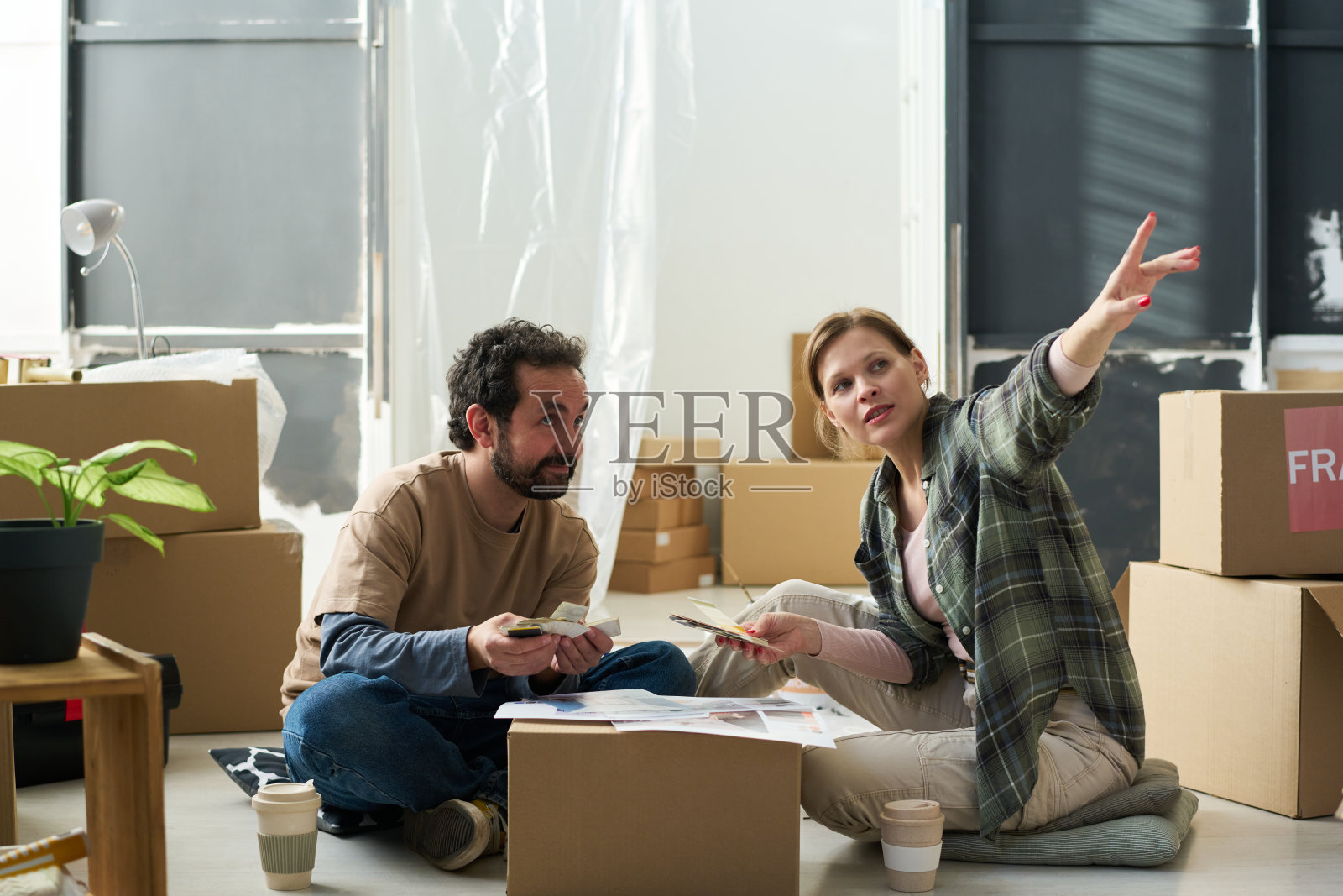 情侣讨论室内颜色照片摄影图片