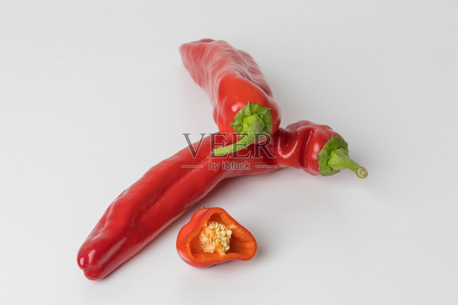 浅色背景上的甜红椒照片摄影图片