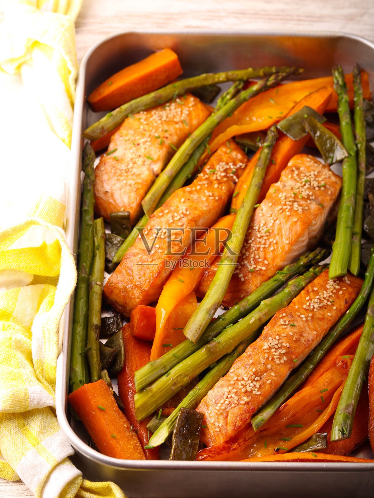 三文鱼配甜薯和芦笋照片摄影图片