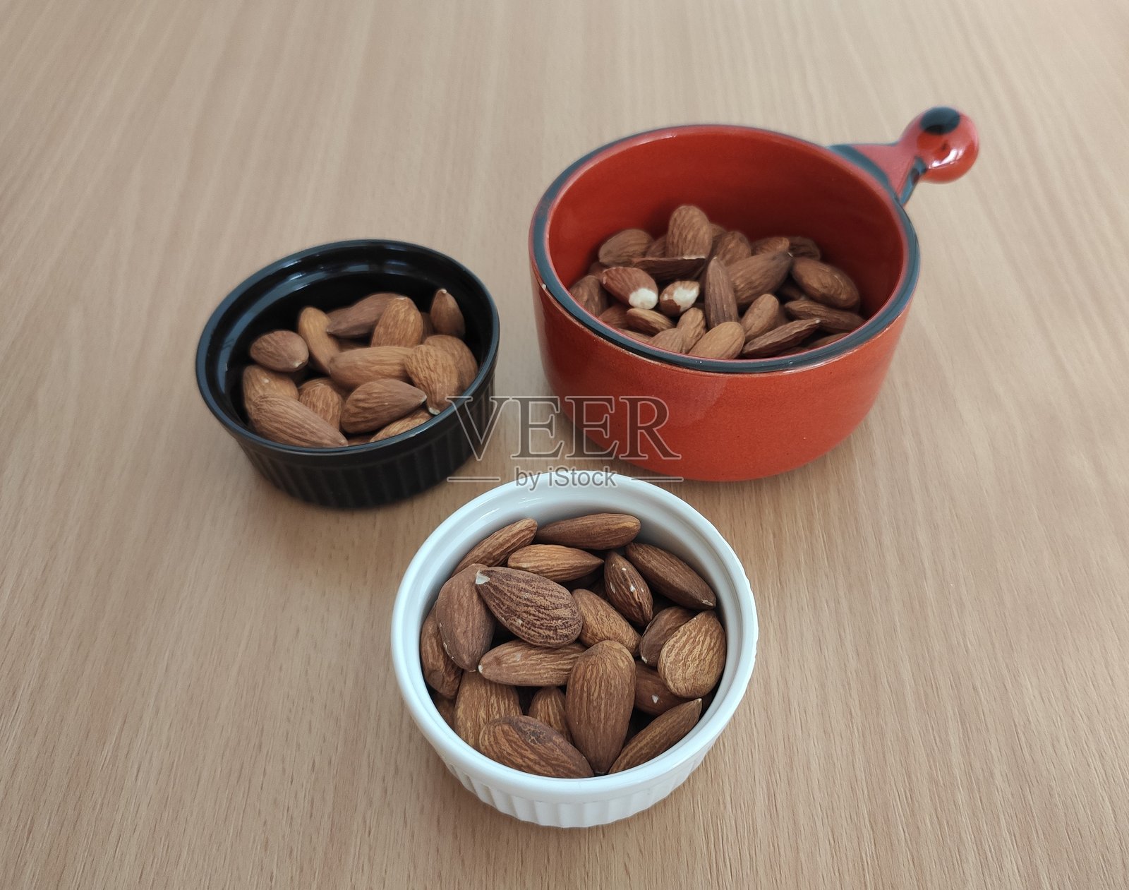 桌子上的杏仁照片摄影图片