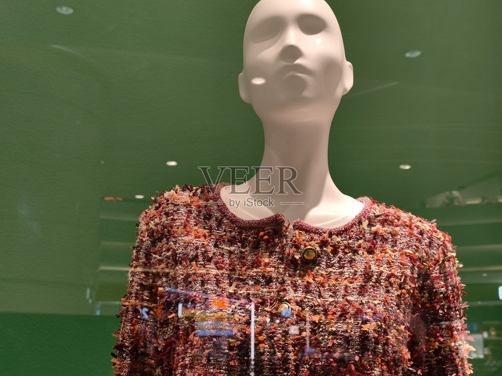 服装店橱窗里的模特照片摄影图片