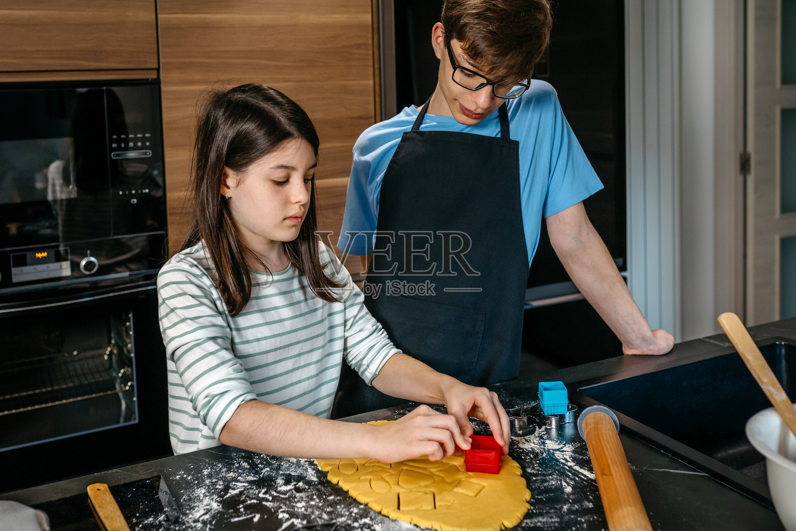 兄妹一起在家为派对制作饼干照片摄影图片