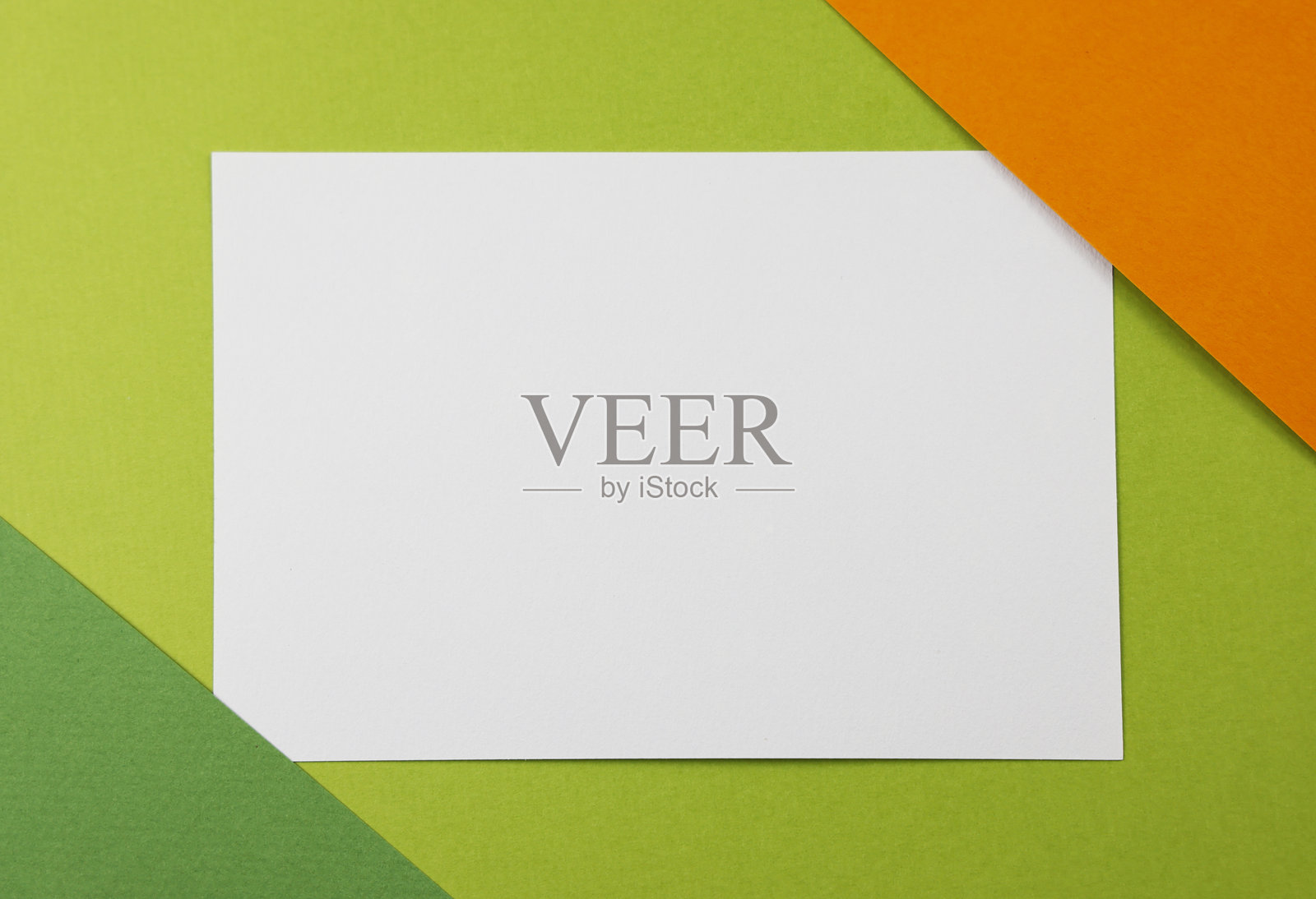 白卡在绿色和橙色的背景照片摄影图片