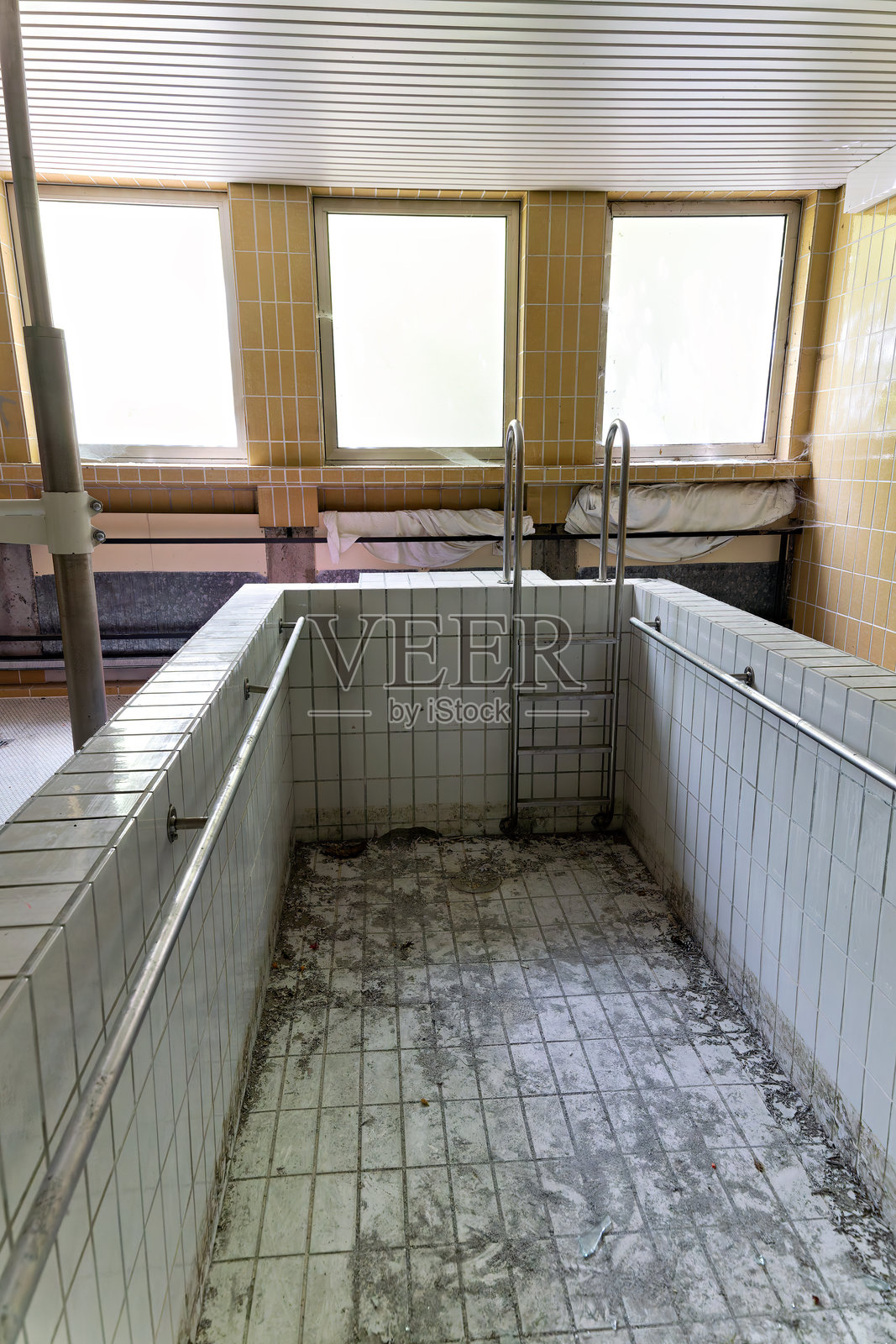 废弃的地方,旧的、被部分毁坏的游泳和训练池照片摄影图片