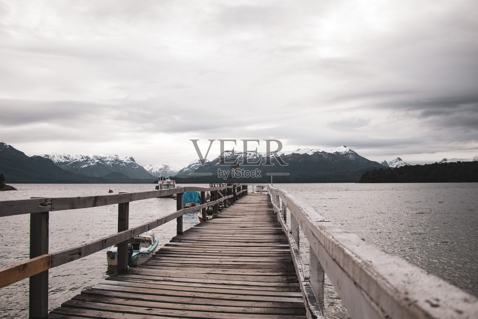 安第斯山脉的木栈道,巴塔哥尼亚风光照片摄影图片