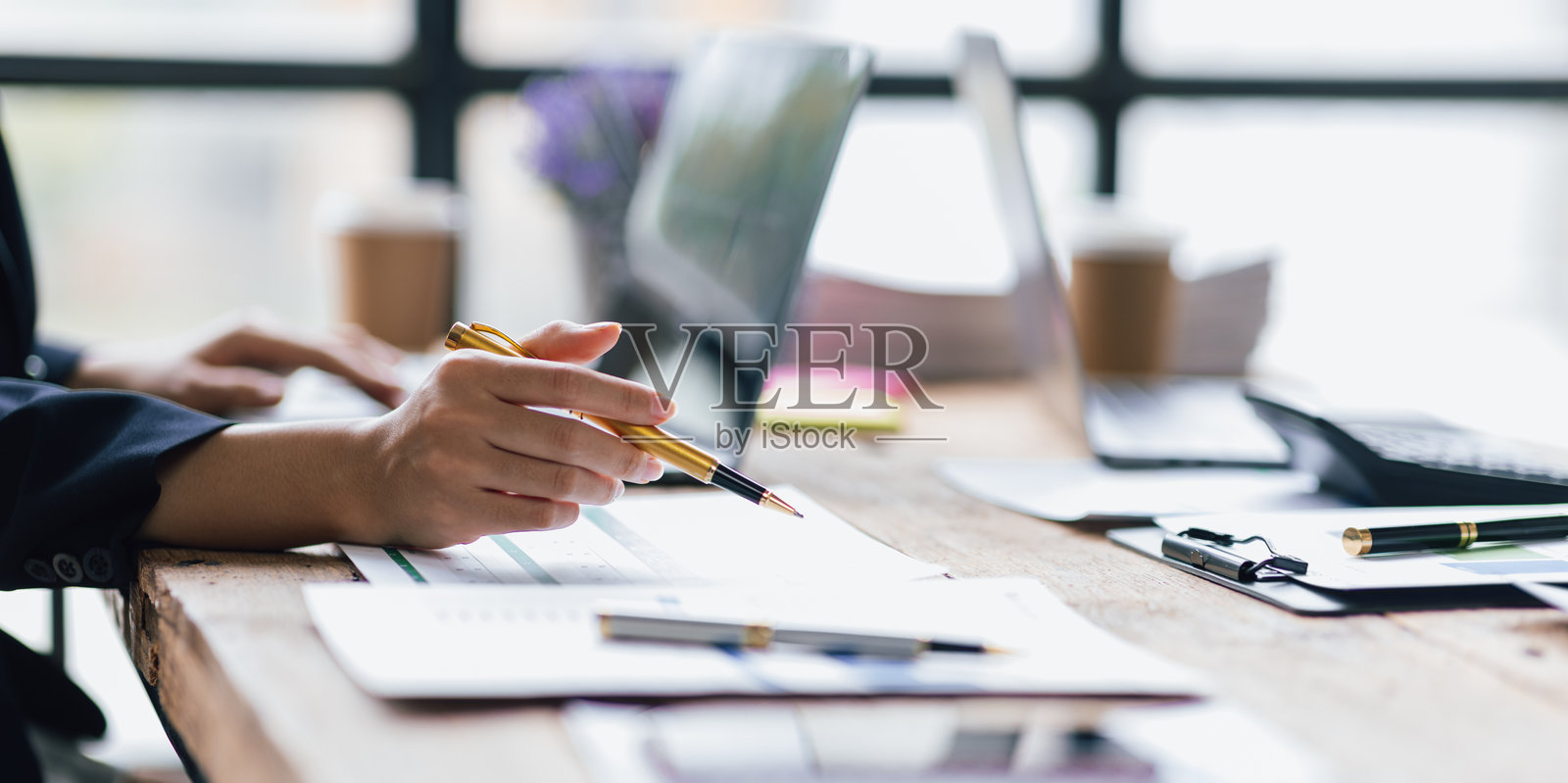 商人在办公室处理财务文件,正在分析会计数据和审计。照片摄影图片