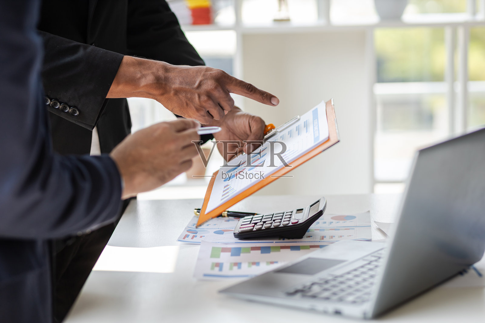 商务会议,办公室里一群商业高管。会议讨论工作计划、财务数据分析和业务增长图表。照片摄影图片