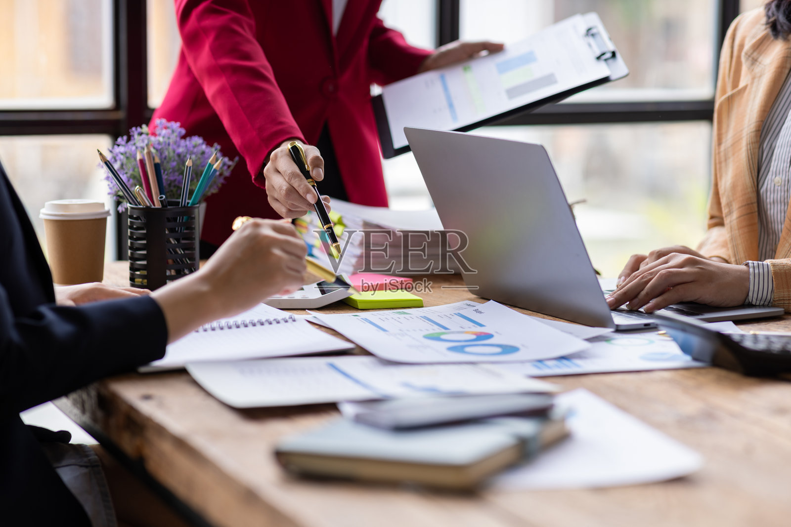 商业女性会议,分析财务图表并共同策划市场营销。在会议室与同事分享想法的会议。照片摄影图片