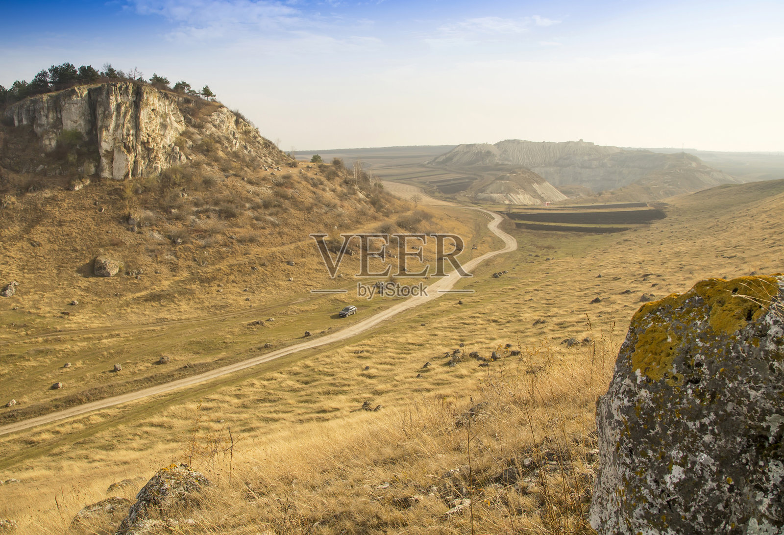崎岖的山丘和道路照片摄影图片
