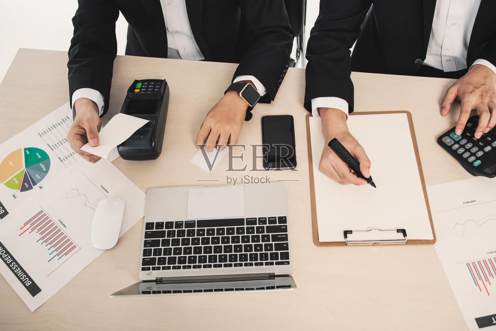 两位商人在桌子旁讨论一个项目照片摄影图片