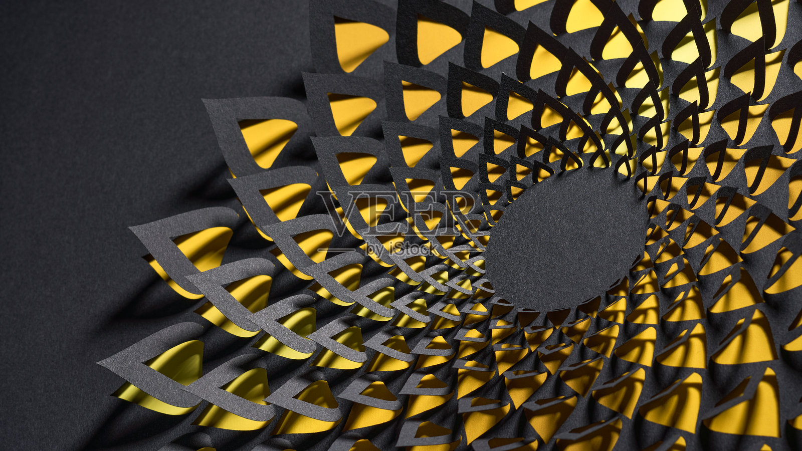 复杂的花卉曼陀罗纸雕,层叠的几何图案展现出深色纸张上的金色背景。照片摄影图片