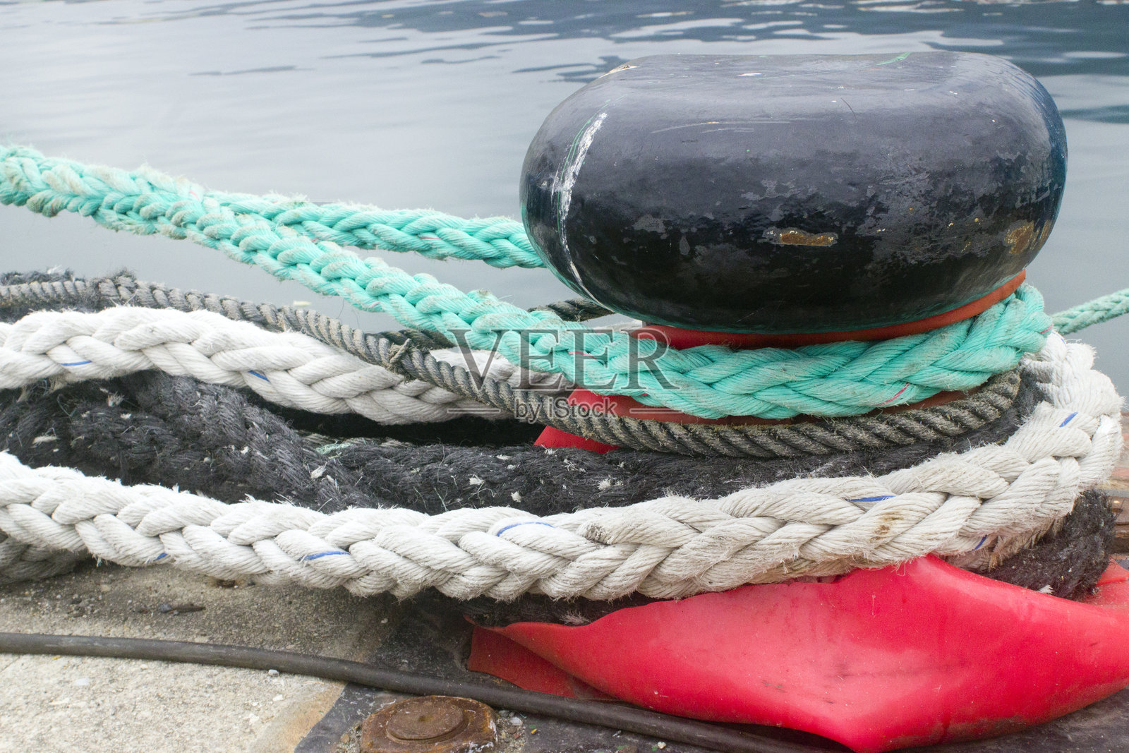 港口系船柱,粗绳,海洋背景。照片摄影图片