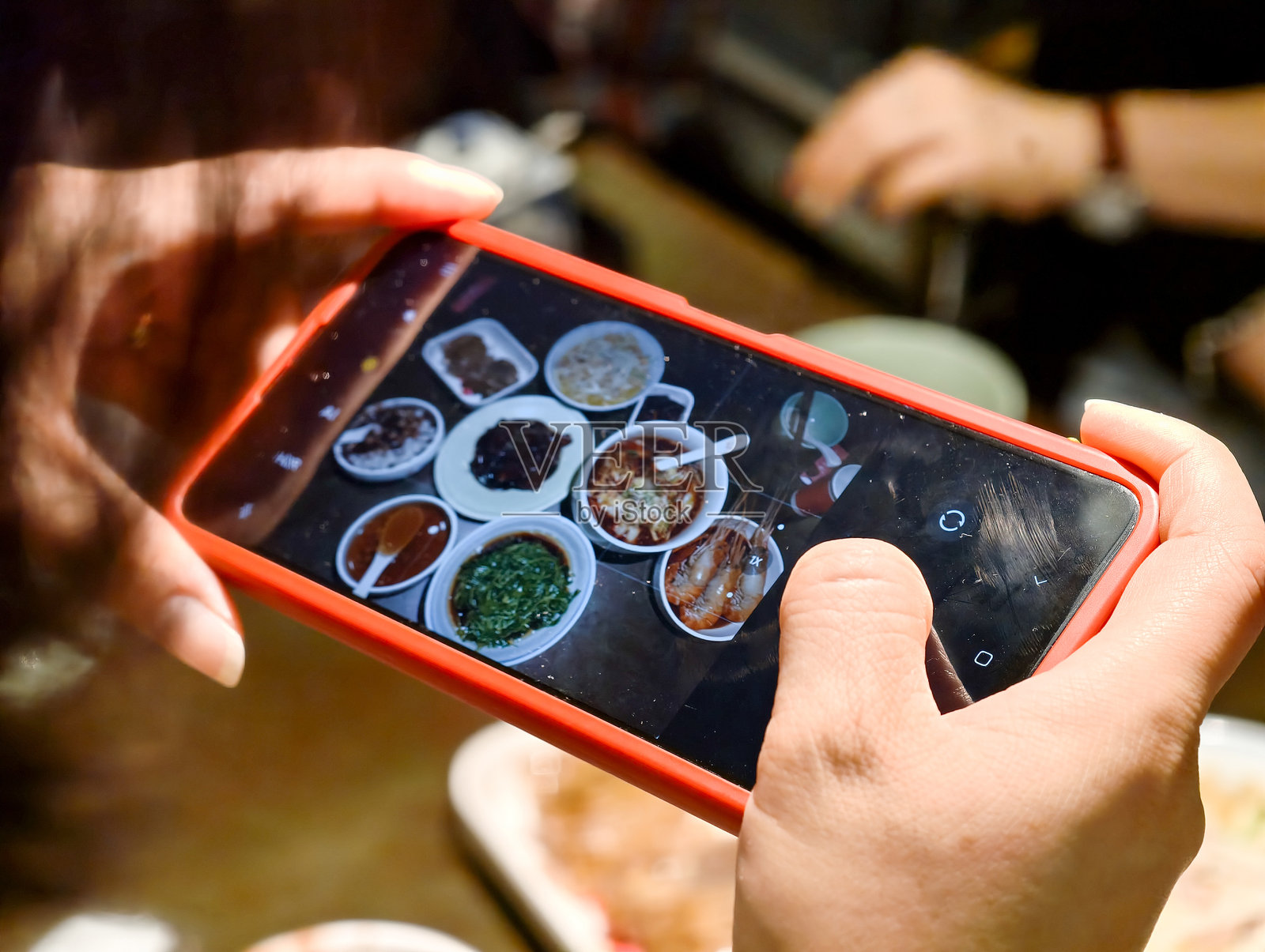 女性使用智能手机拍摄食物照片照片摄影图片