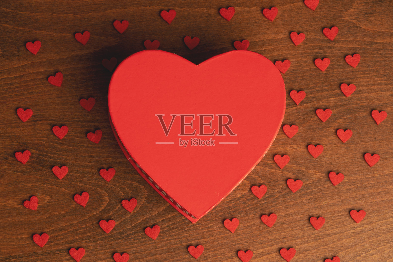 心形盒子被爱心环绕,特别适合情人节照片摄影图片