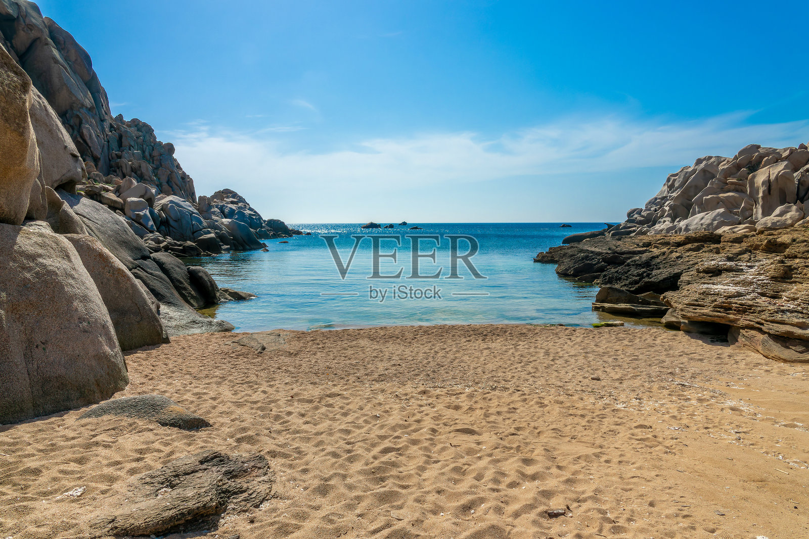 地中海沿岸卡波特斯塔的岩石间风景如画的海湾(Cala di l'Ea)景观照片摄影图片