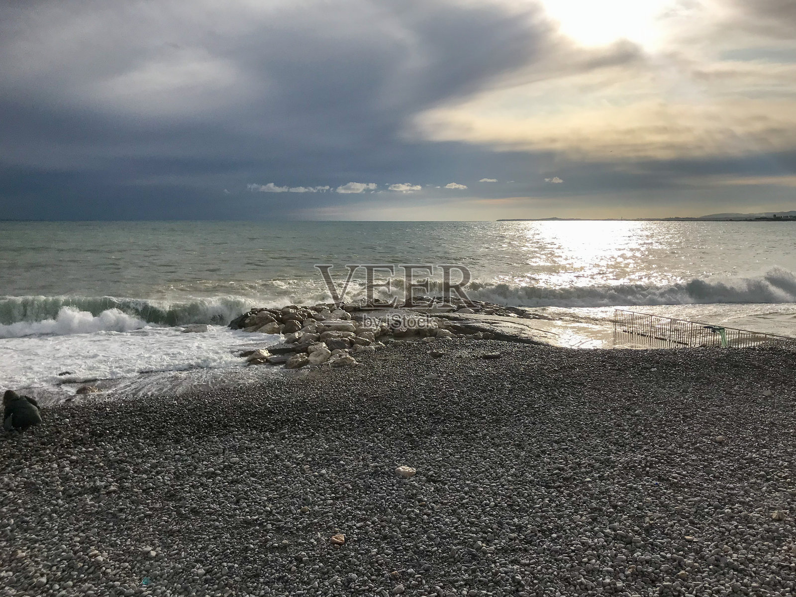 海滩、大海和戏剧性的天空照片摄影图片