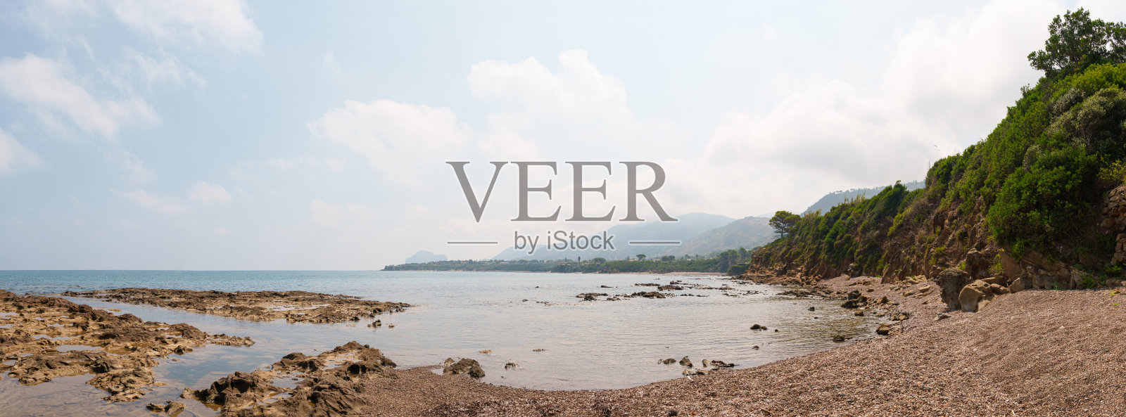 岩石海岸线的全景,悬崖与海洋相映成趣照片摄影图片