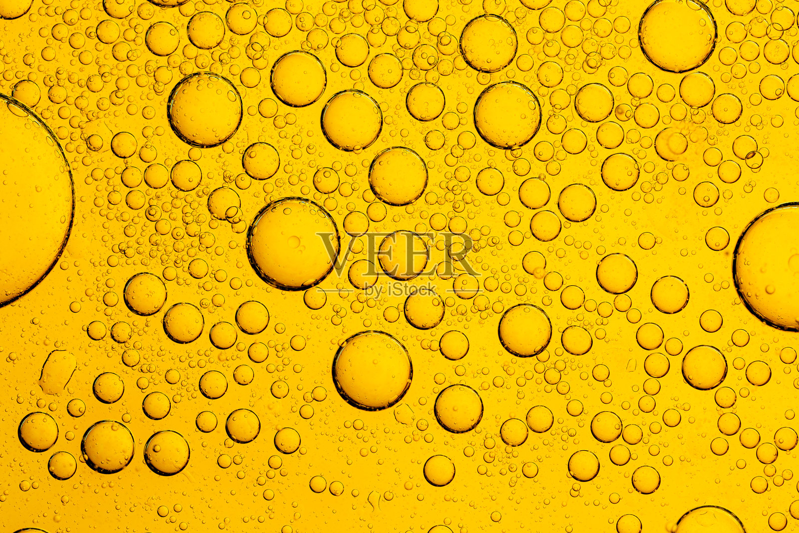 柠檬气泡特写,柠檬纹理,微距。抽象的黄色夏季背景,白色背景上的新鲜柠檬片与气泡。照片摄影图片