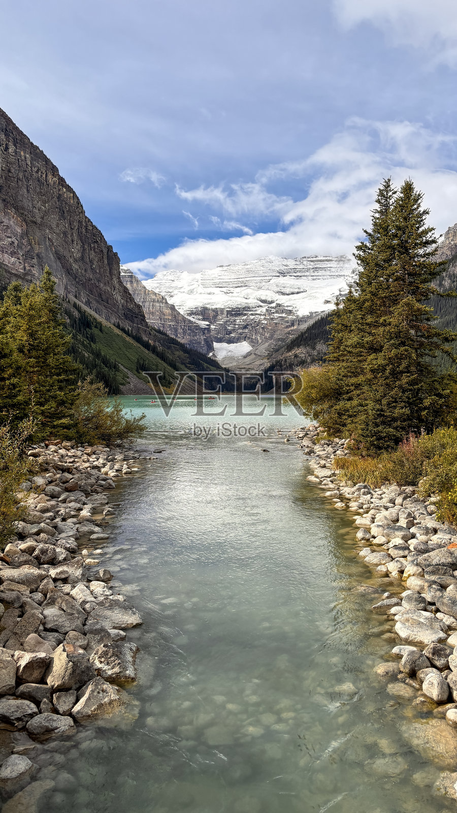 秋季的加拿大著名露易丝湖溪流景观。照片摄影图片