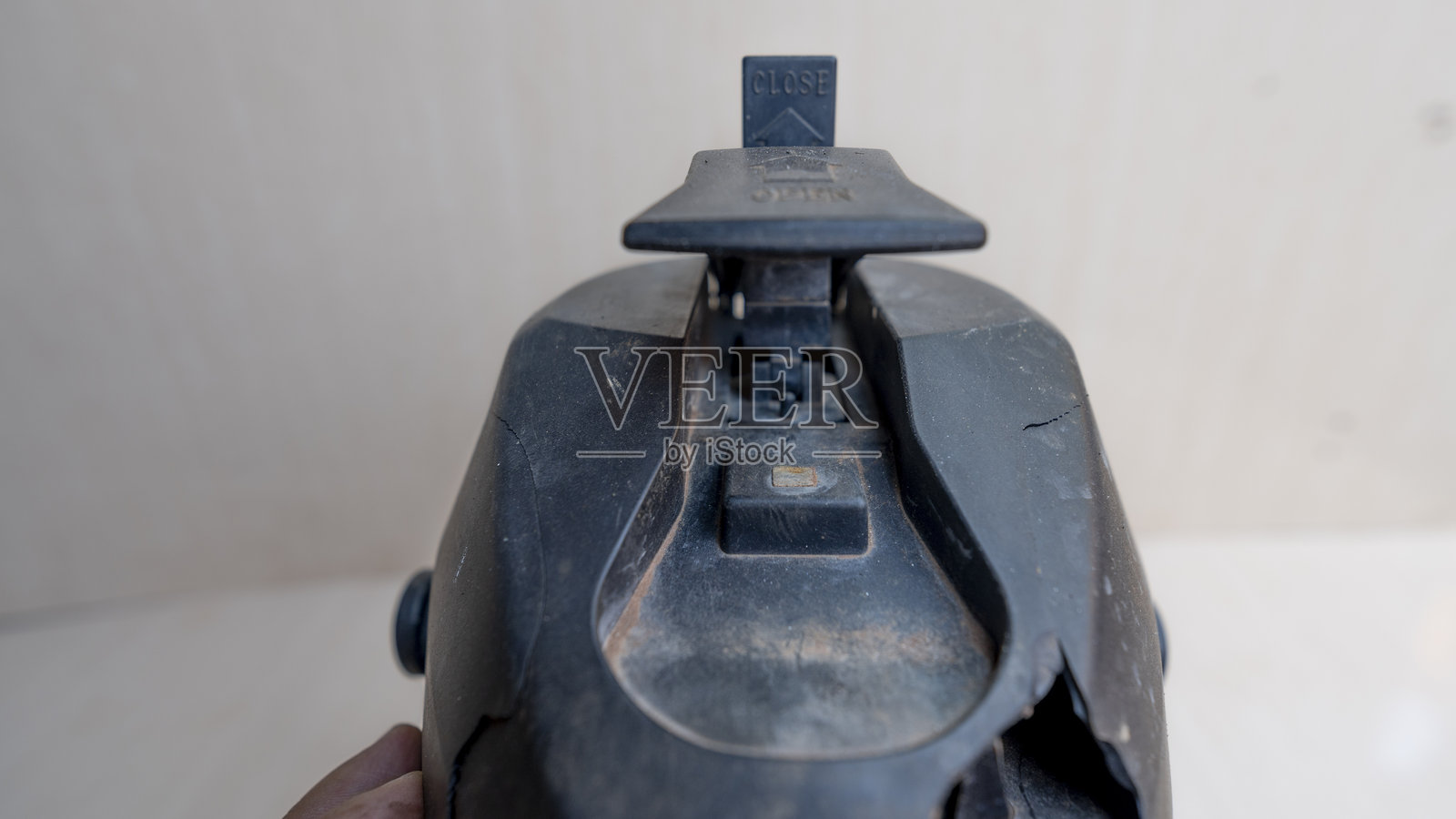 破损的二手热水瓶照片摄影图片