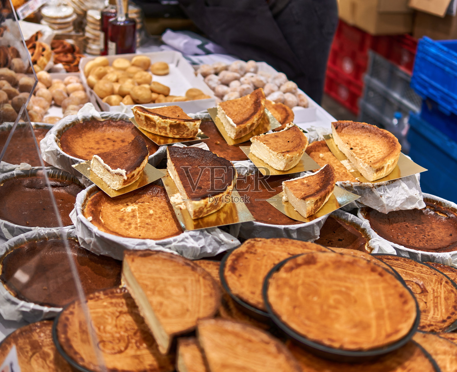 当地集市上的自制芝士蛋糕照片摄影图片