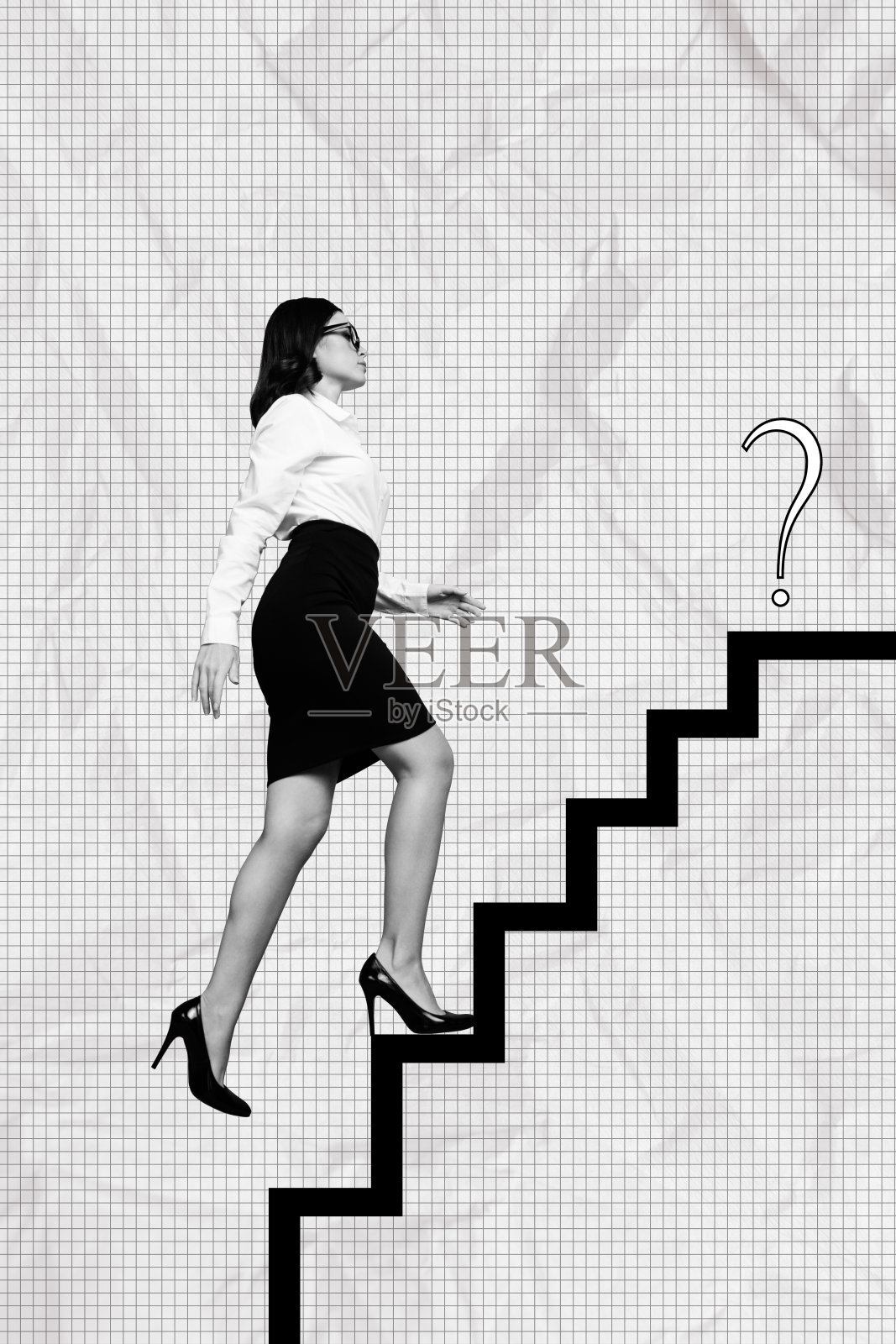 年轻吸引人的女性在楼梯上攀爬,创意拼贴海报,背景为格子图案,象征着商业解决方案和疑问。照片摄影图片