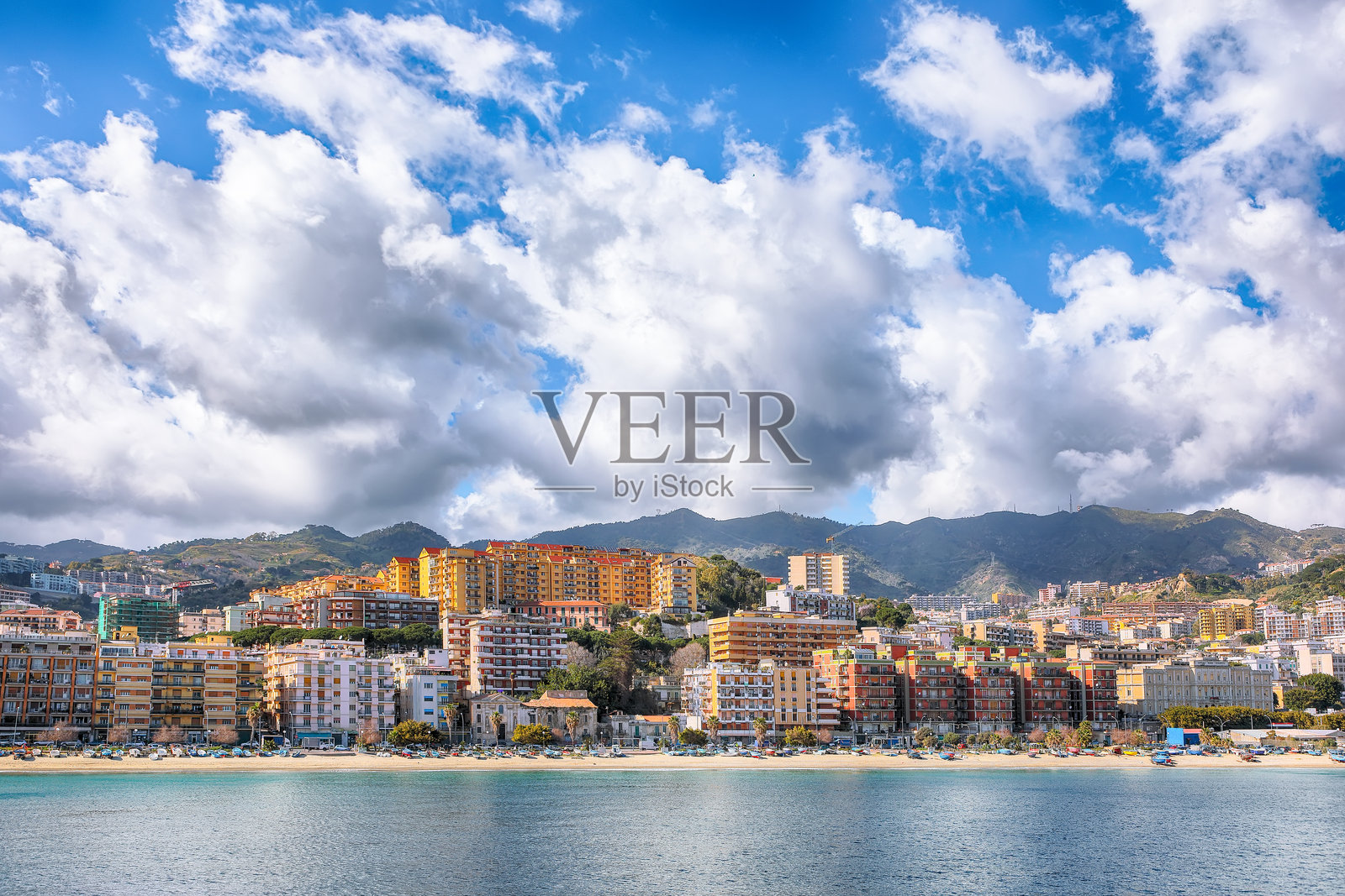 梅西纳镇与泰雷尼亚海的惊人城市景观。照片摄影图片