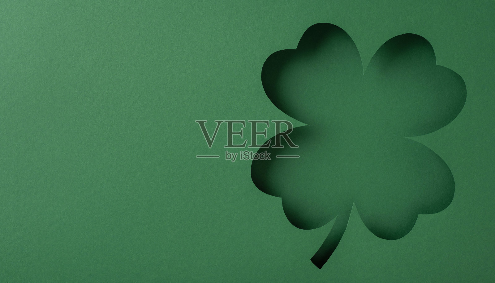 绿色背景上的三叶草形状剪影,完美适合圣帕特里克节主题或设计照片摄影图片