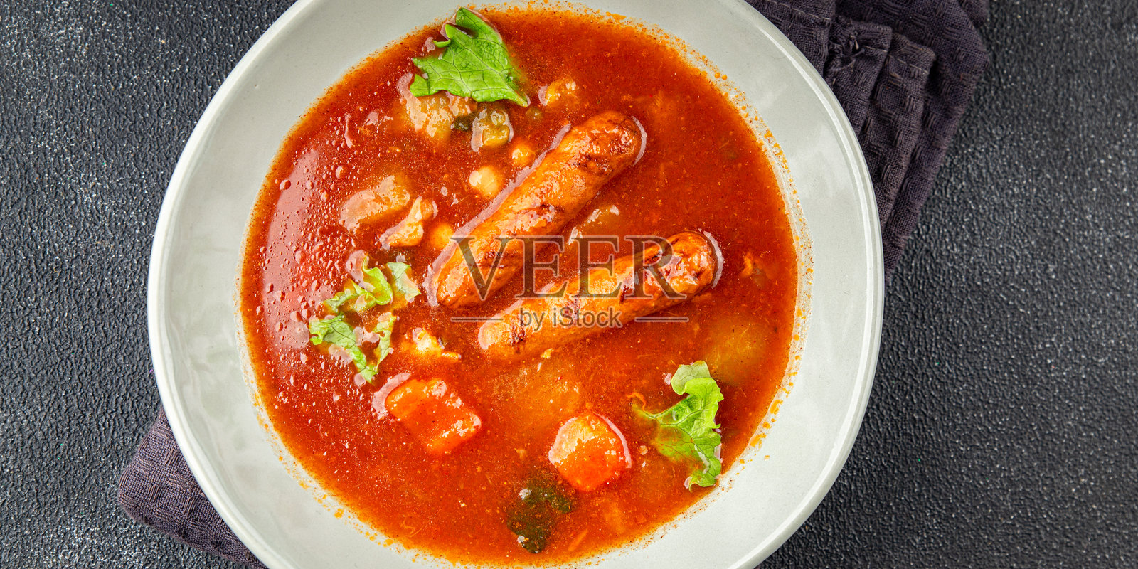 香肠番茄汤,新鲜美味的菜肴,精致的美食背景,桌上的乡村风格美食俯视图,留白空间。照片摄影图片