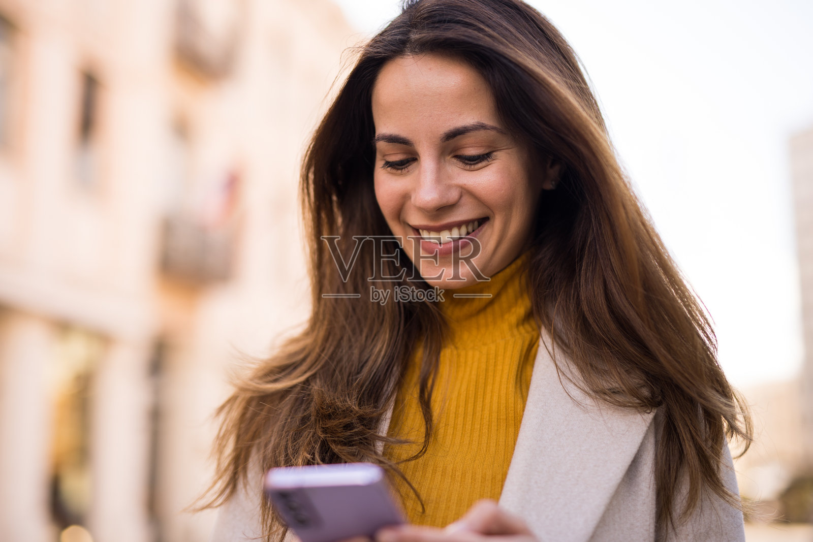 走路时发短信照片摄影图片