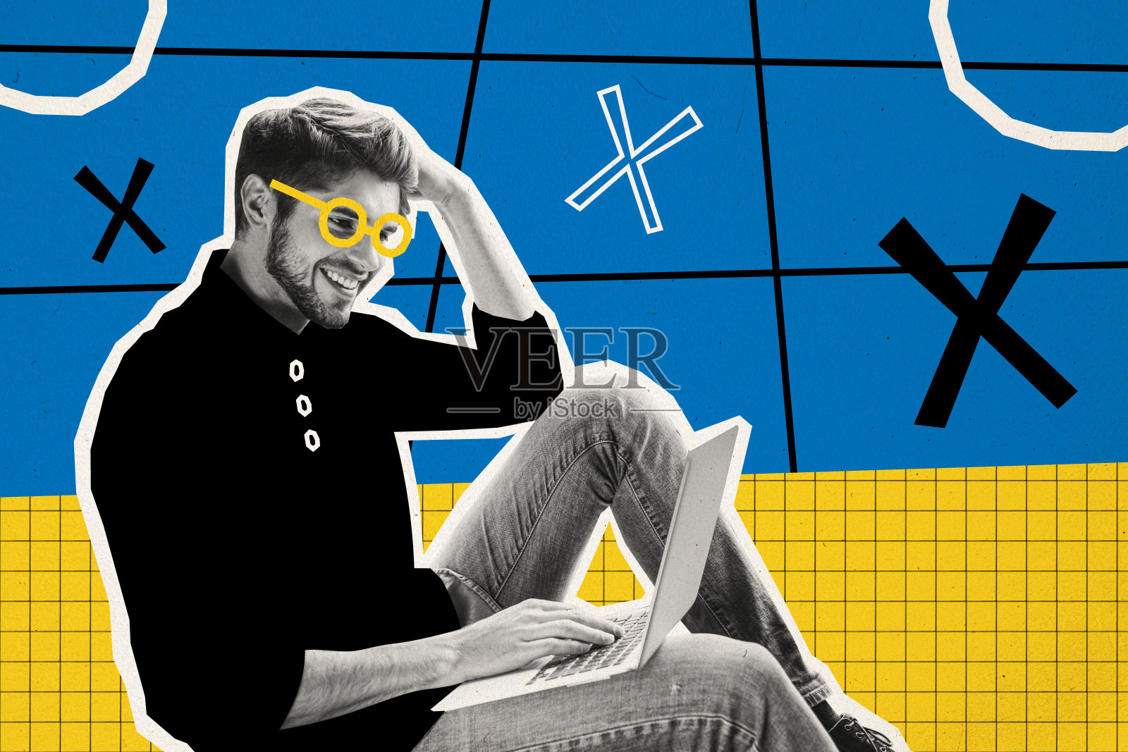 年轻男性戴眼镜微笑的自由职业者在涂鸦背景下玩井字棋,使用笔记本电脑上网浏览的合成照片拼贴。照片摄影图片