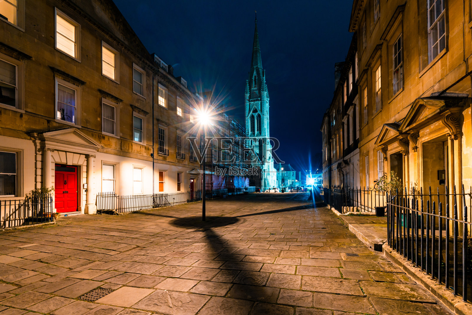 圣迈克尔教堂在夜晚高耸于巴斯街道之上照片摄影图片
