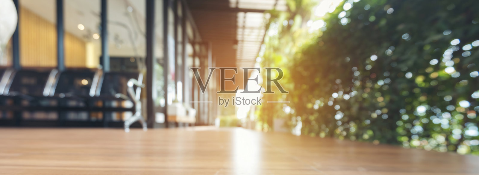 模糊背景的咖啡馆餐厅,位于购物中心,带有灯光散景,适合商业活动的零售店。模糊背景的室内设计,酒吧桌椅和窗户,留有空白空间。照片摄影图片