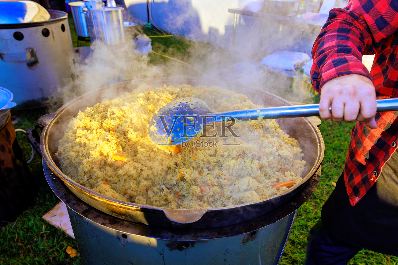 土耳其米饭传统上是在一个大型铸铁锅中烹饪的照片摄影图片