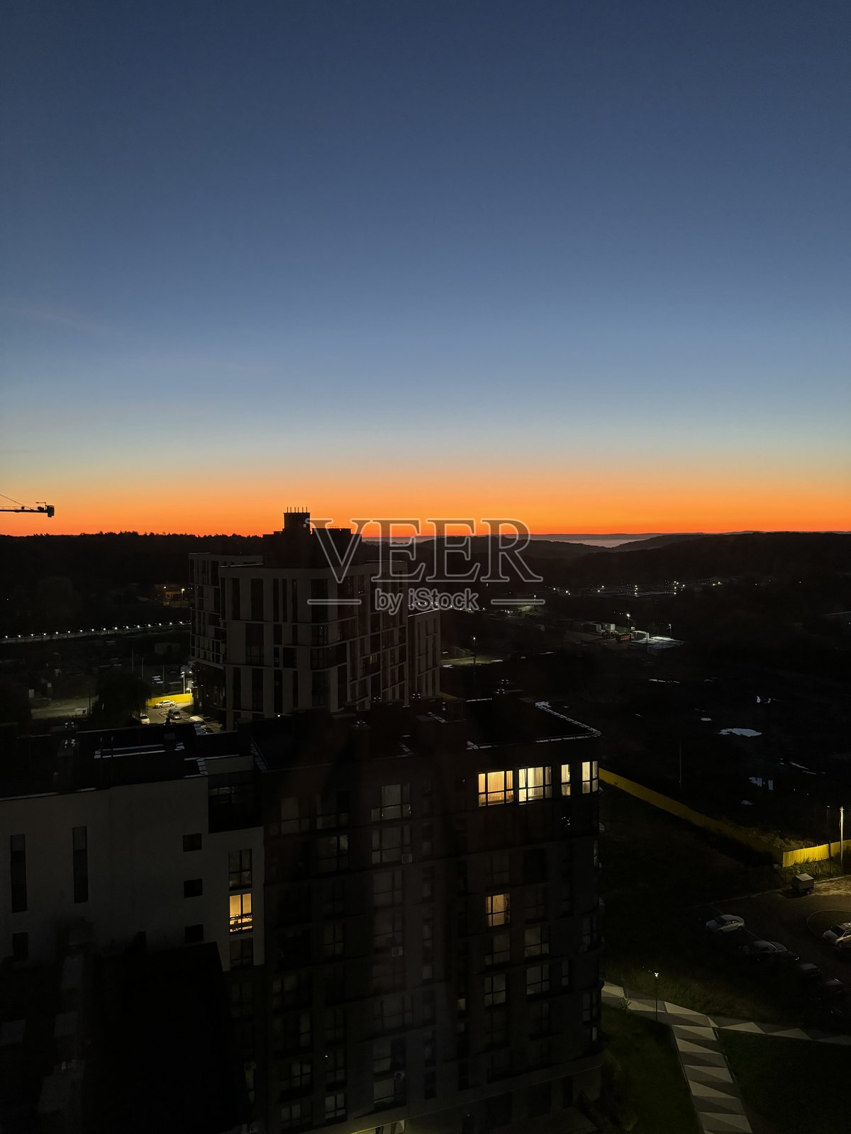 城市上空的日落与云彩照片摄影图片