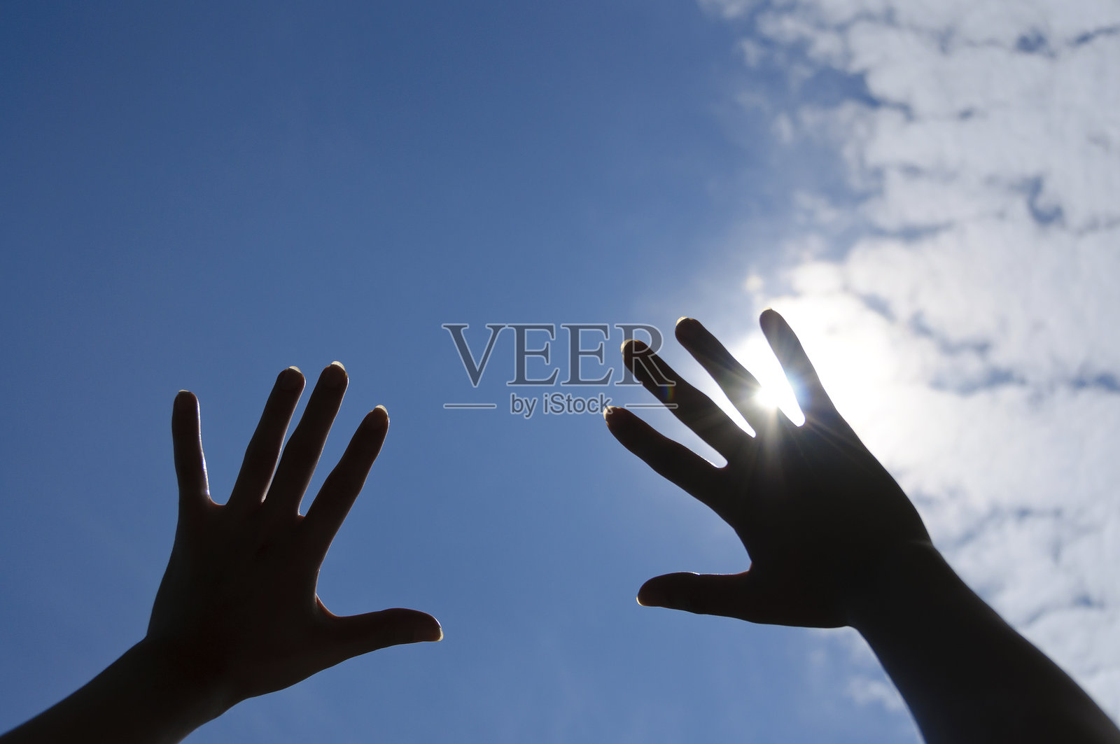 一只手举向蓝天。照片摄影图片