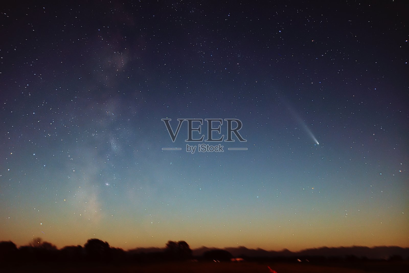 土星山-阿特拉斯彗星(C/2023 A3)于2024年10月16日(日本标准时间)在北海道的夜空中出现。照片摄影图片