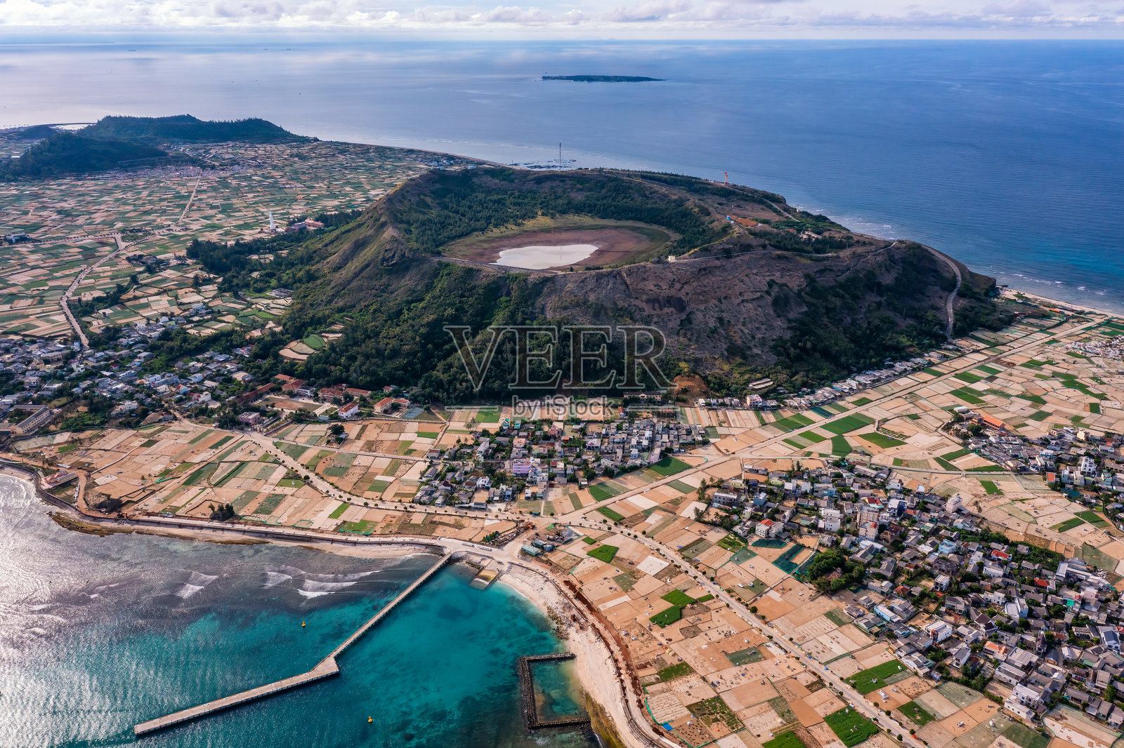 越南广义的古老岛或Ly Son岛或火山岛。照片摄影图片
