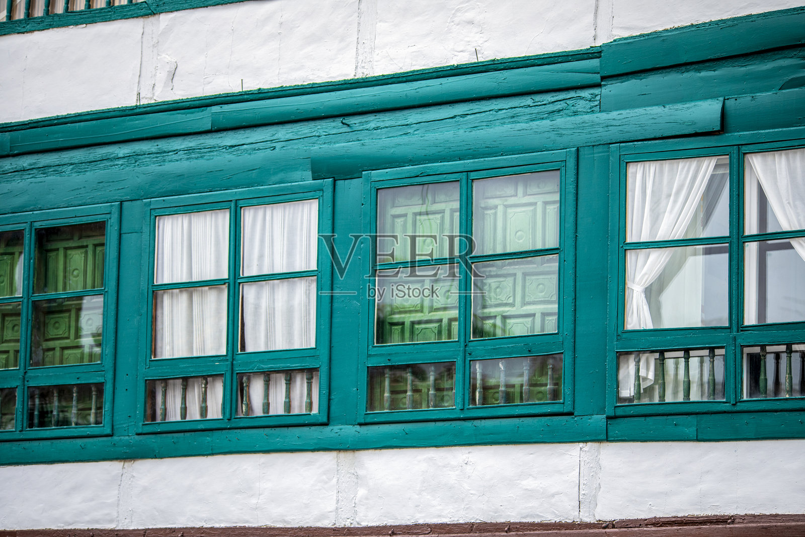 阿尔马格罗马约尔广场独特的绿色玻璃窗和门廊的房屋细节照片摄影图片