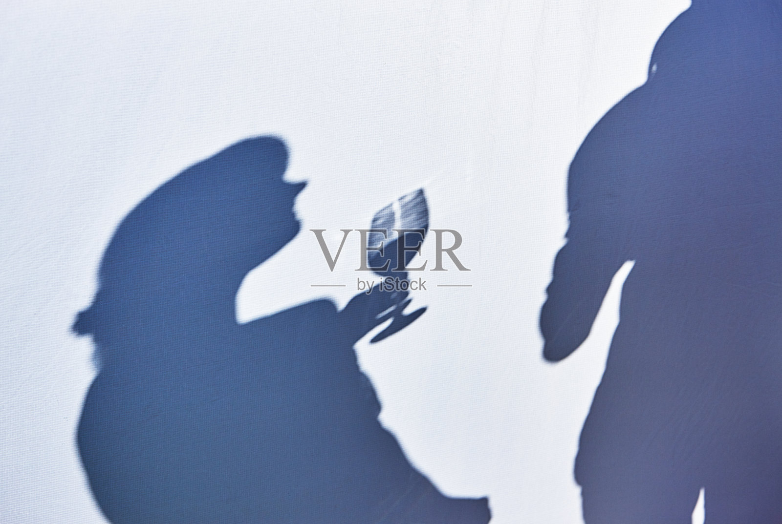 年轻的夫妇在一起喝酒,在阴影中看到的剪影照片摄影图片