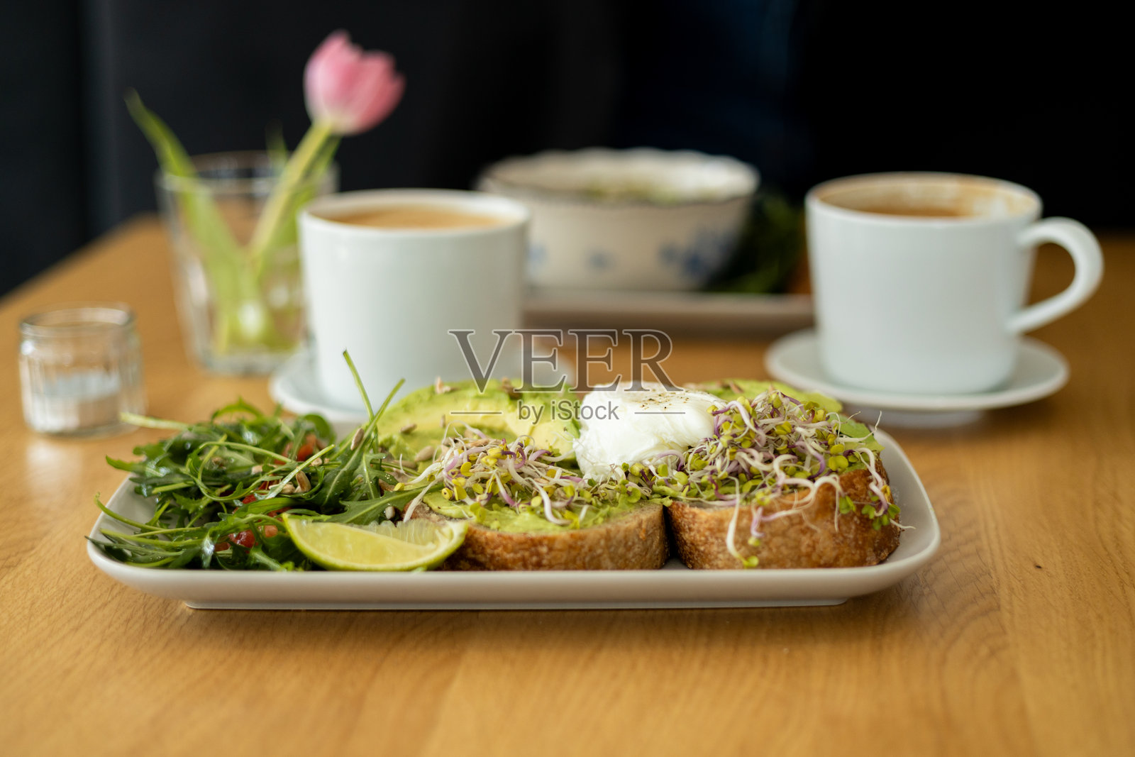 面包、土司、水煮蛋、蔬菜沙拉和鳄梨。早餐的概念。早上的时间。牛油果鸡蛋三明治配全麦面包照片摄影图片
