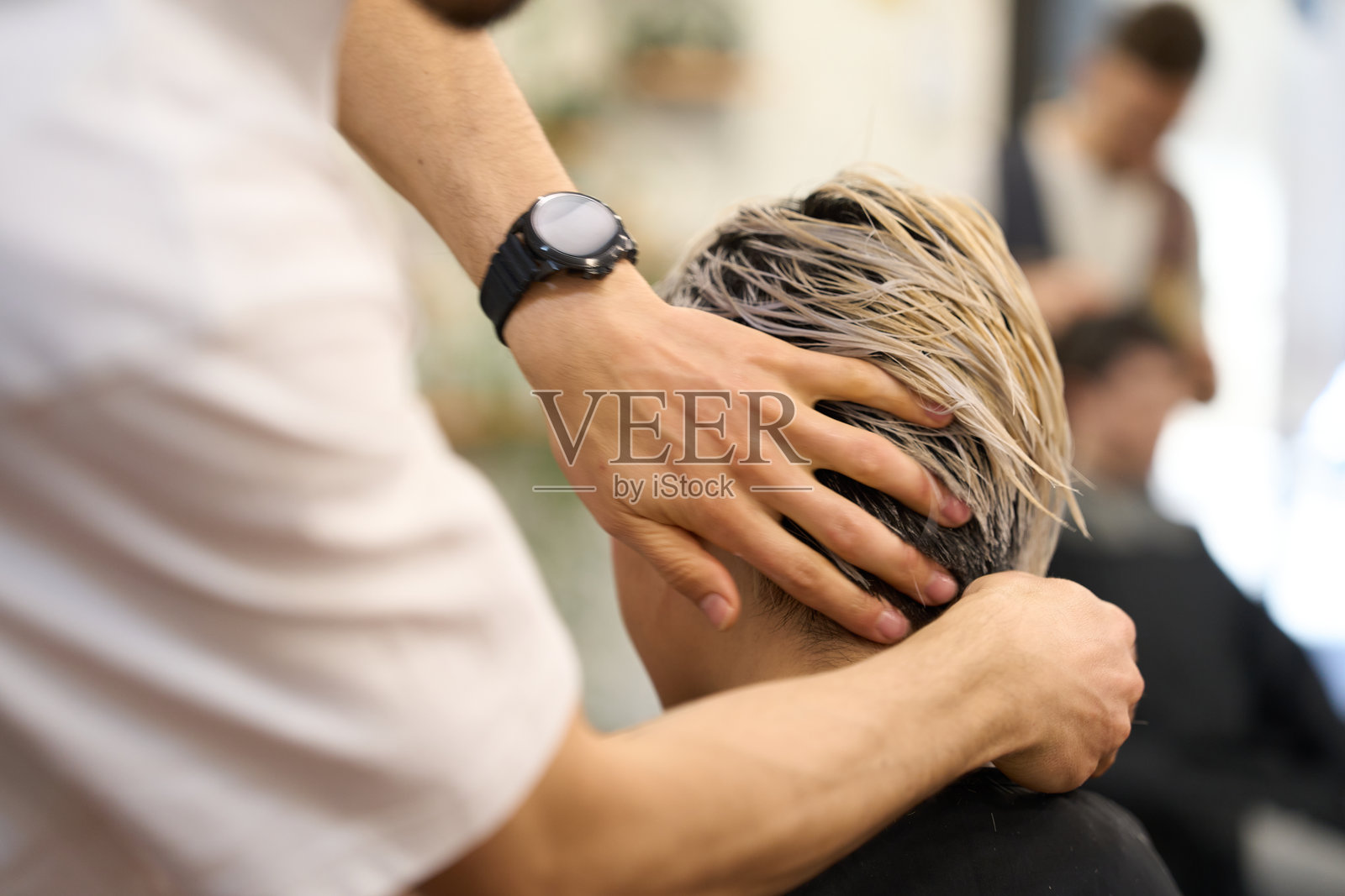 美发师在沙龙为女性染发照片摄影图片