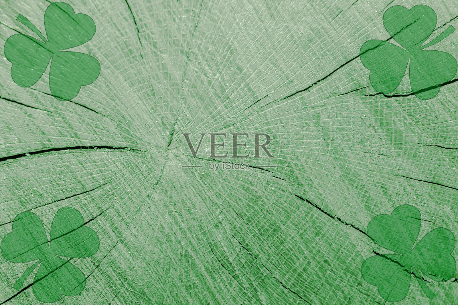 圣帕特里克节背景。浅绿色木质背景上点缀着三叶草。照片摄影图片