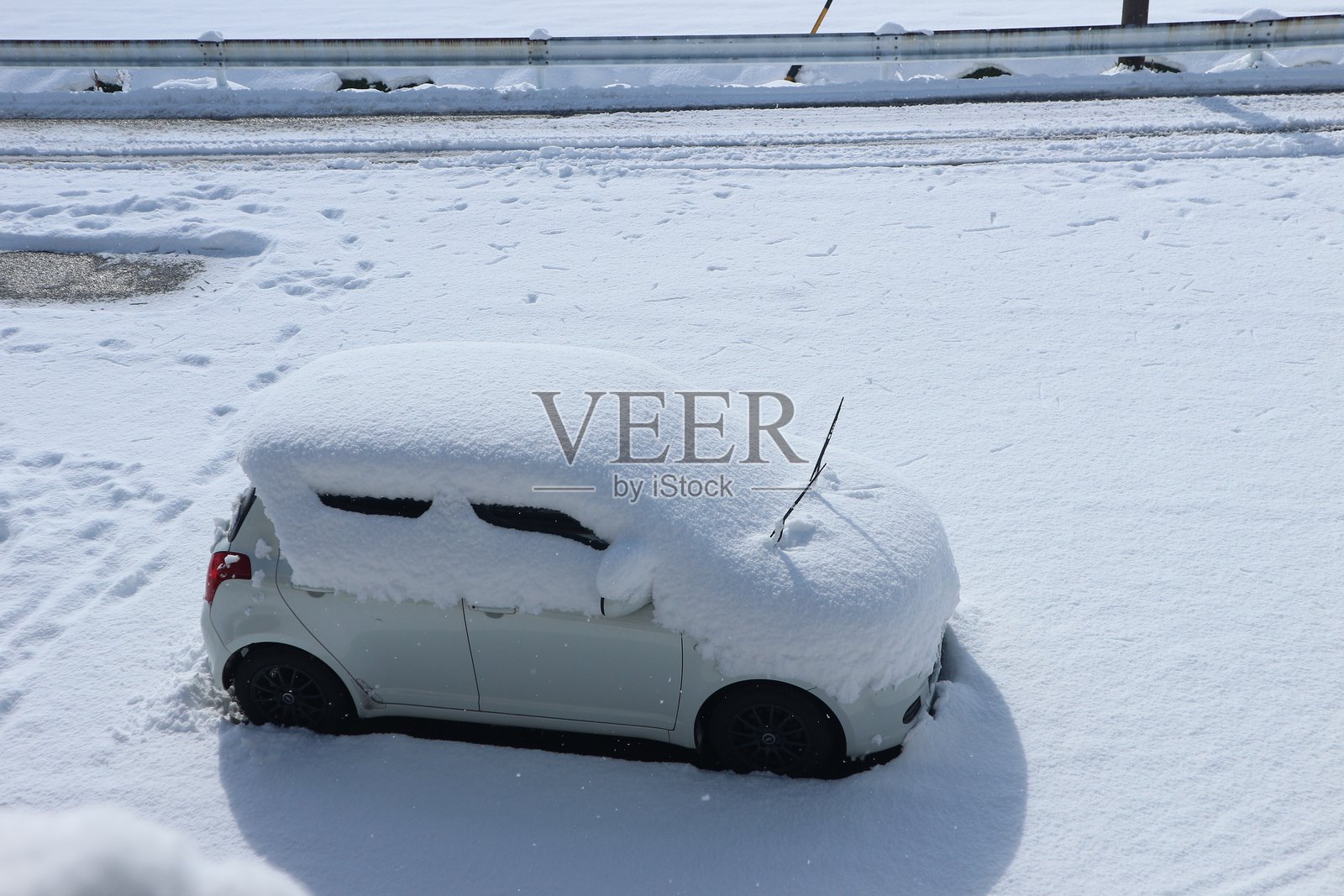 雪下的汽车照片摄影图片