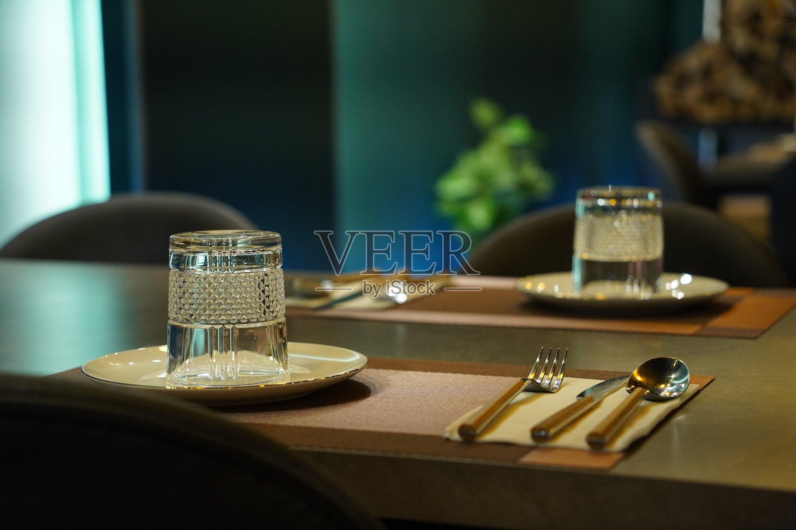 餐桌上有餐具和水杯照片摄影图片