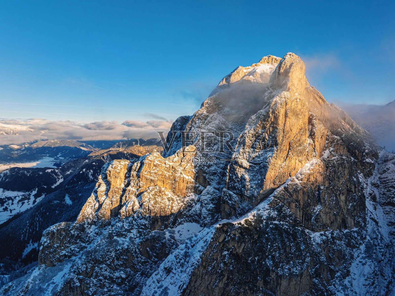 多洛米蒂山脉上覆盖雪的航拍无人机视角照片摄影图片