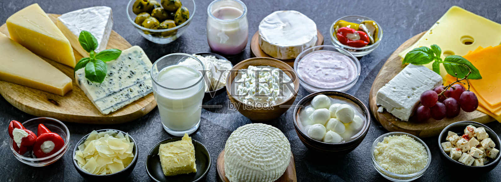 各种乳制品,包括奶酪、牛奶和酸奶照片摄影图片