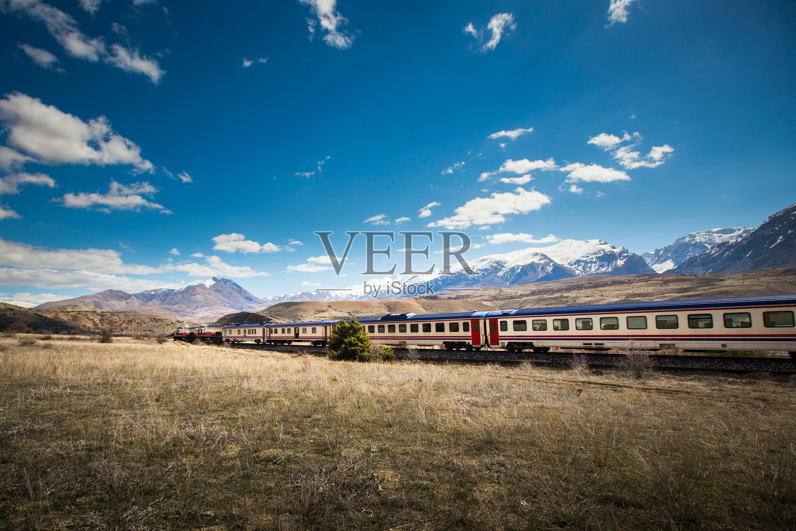 长途火车旅行,雪山与火车运输照片摄影图片