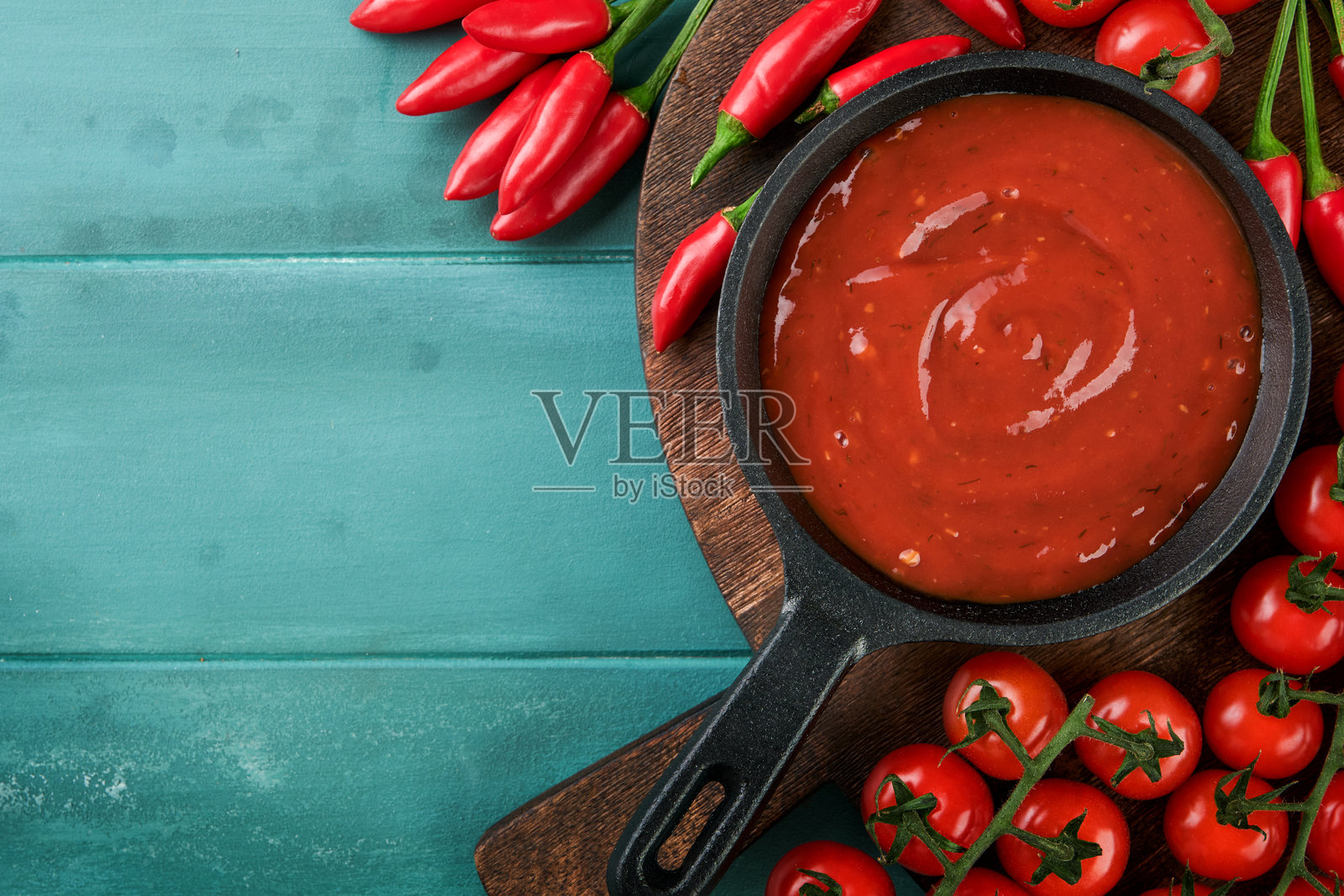 意大利番茄酱。自制辣味番茄酱或番茄酱配樱桃番茄和辣椒,用于意大利面和披萨。前视图。照片摄影图片