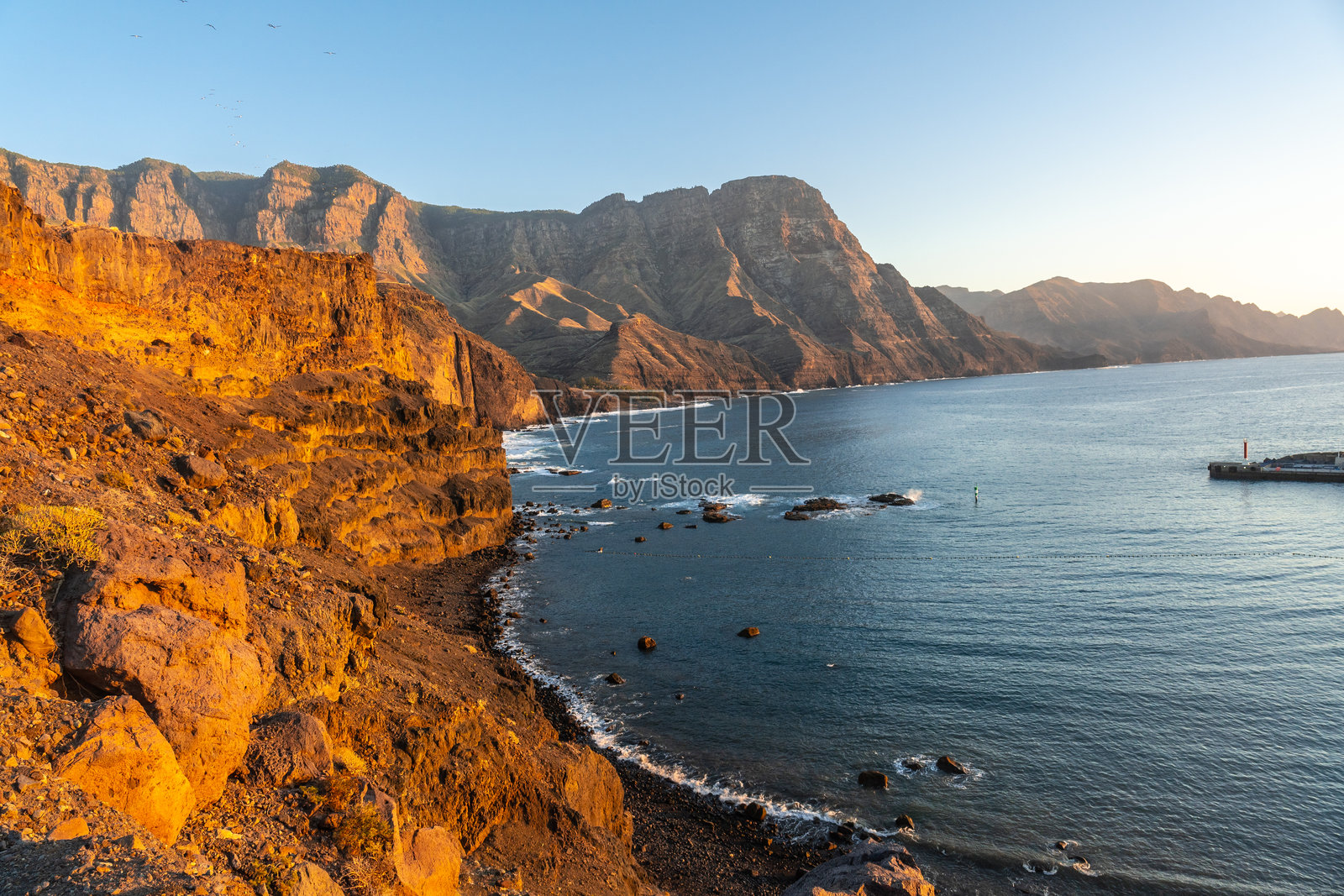 大加那利岛夏日日落时的悬崖和阿加埃特海岸。西班牙照片摄影图片